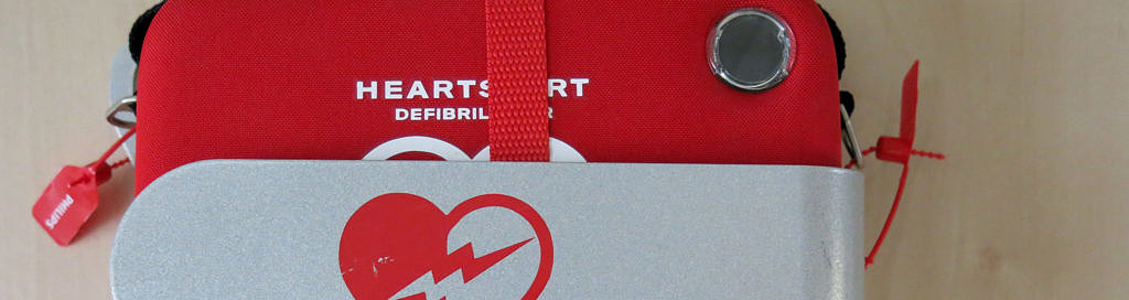 Hjärtstartare i en röd väska