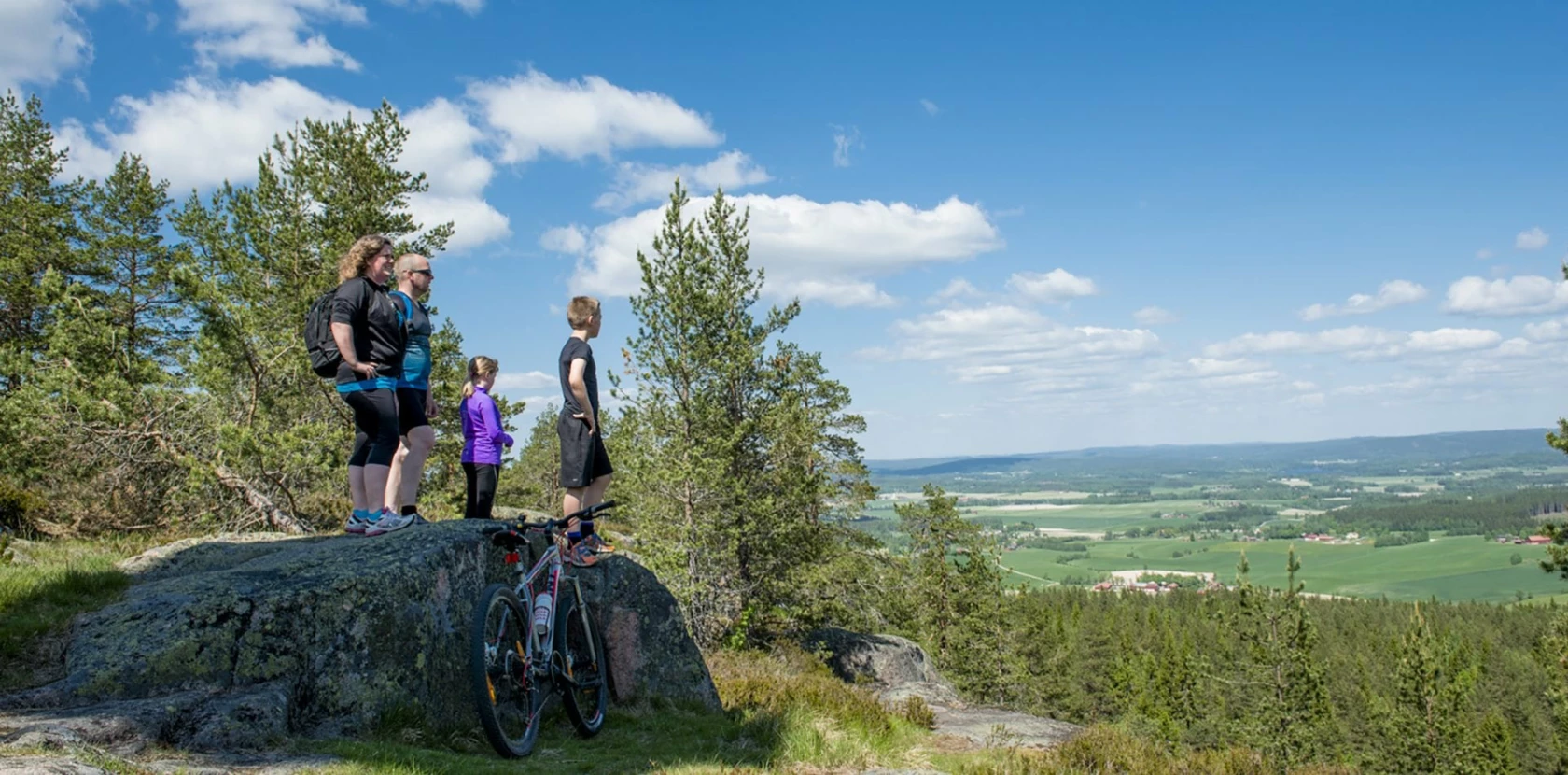 Vuxna och barn blickar ut från Bispbergs klack.
