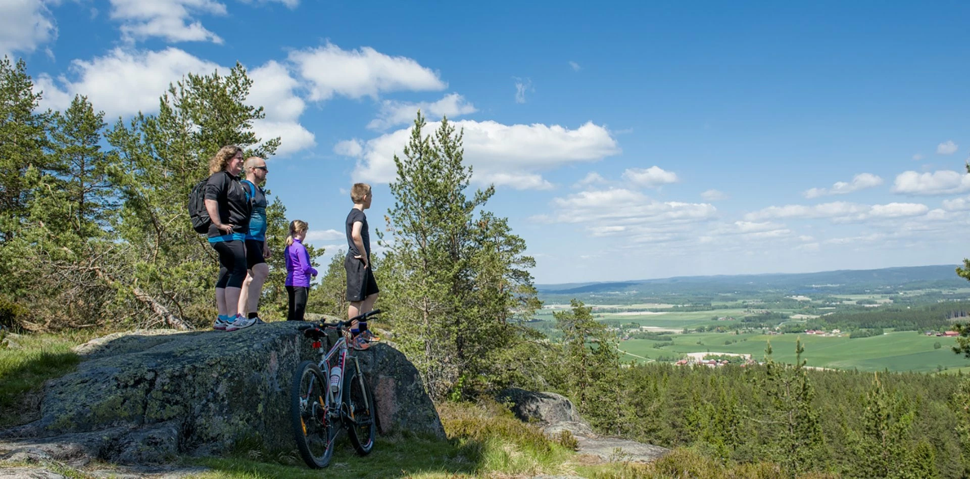 Vuxna och barn blickar ut från Bispbergs klack.