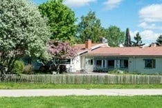 Äldre hus byggt i sten