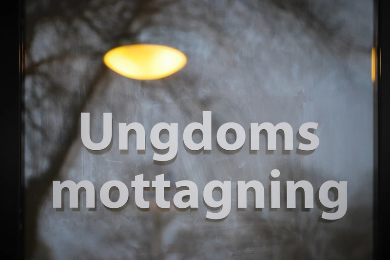 Skylt med texten "Ungdomsmottagning"