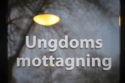 Skylt med texten "Ungdomsmottagning"