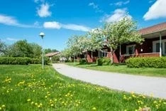 Äldre låga röda trähus