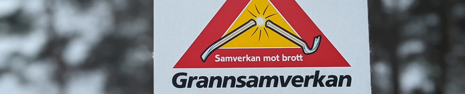 Skylt där det står Grannsamverkan mot brott