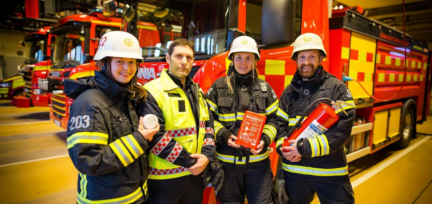 Räddningstjänstpersonal framför fordon.
