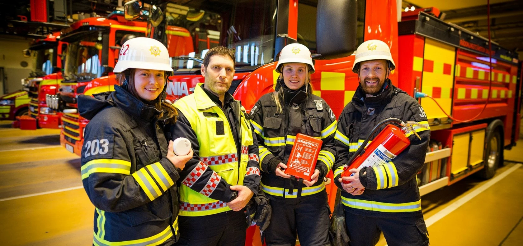 Räddningstjänstpersonal framför fordon.