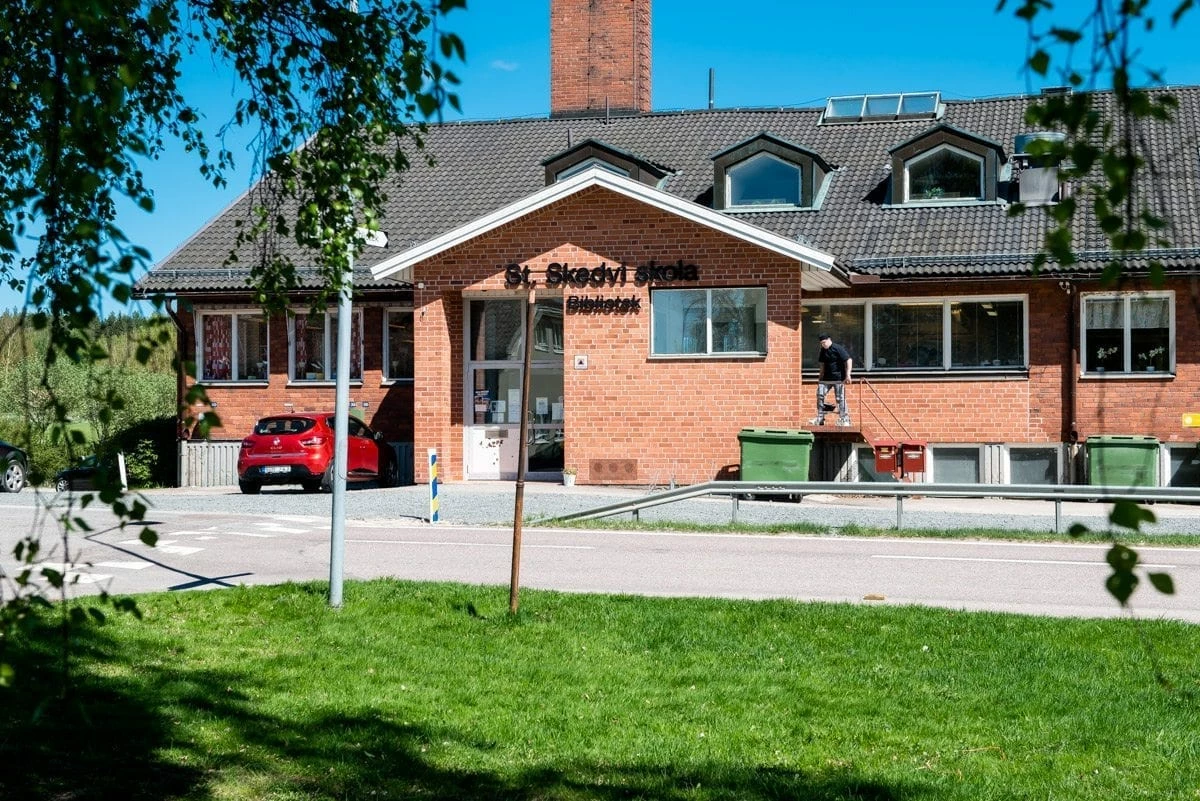 Bild på Stora Skedvi skolans tegelbyggnad.