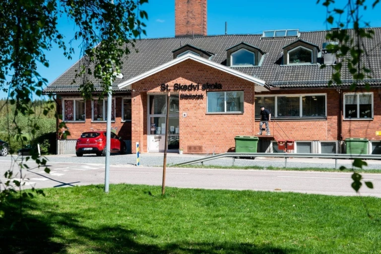 Bild på Stora Skedvi skolans tegelbyggnad.