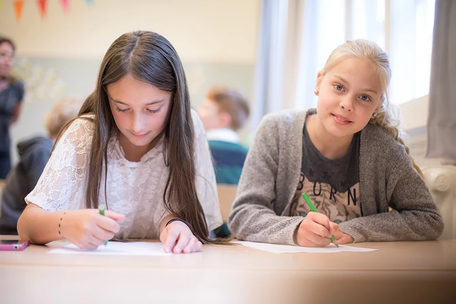 Två flickor i skolan