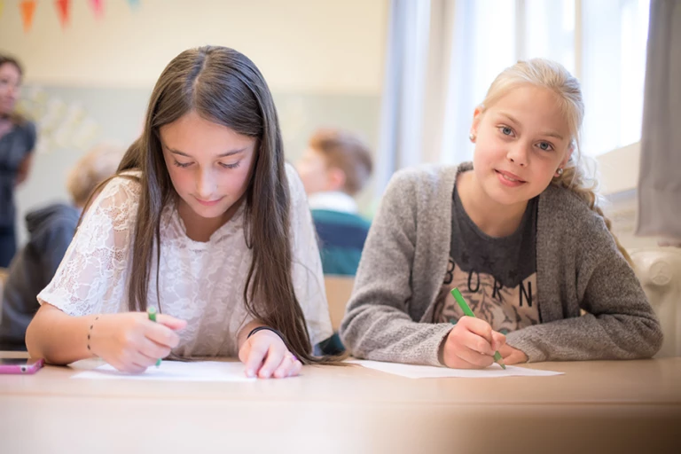 Två flickor i skolan