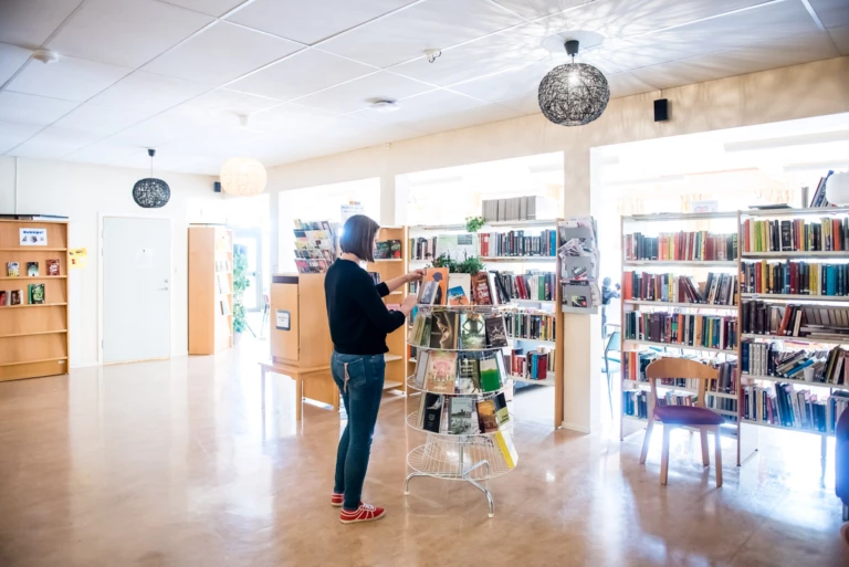 Kvinna i bibliotek.