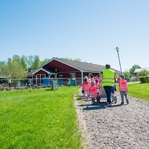 En grupp barn i rosa västar är på väg till Konvaljens förskola.