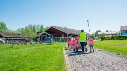 En grupp barn i rosa västar är på väg till Konvaljens förskola.