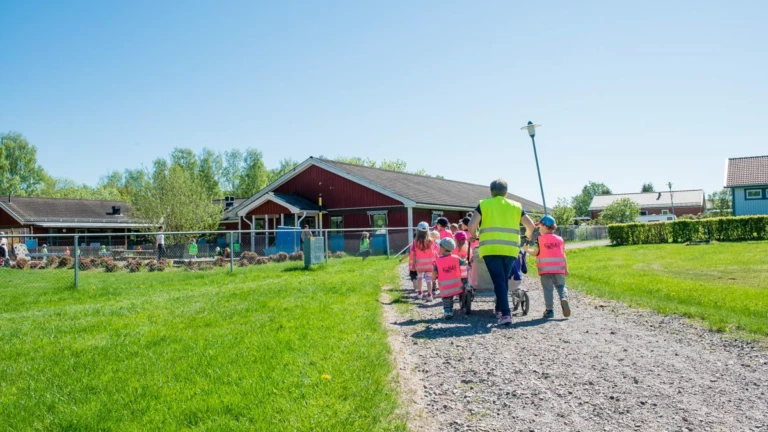 En grupp barn i rosa västar är på väg till Konvaljens förskola.