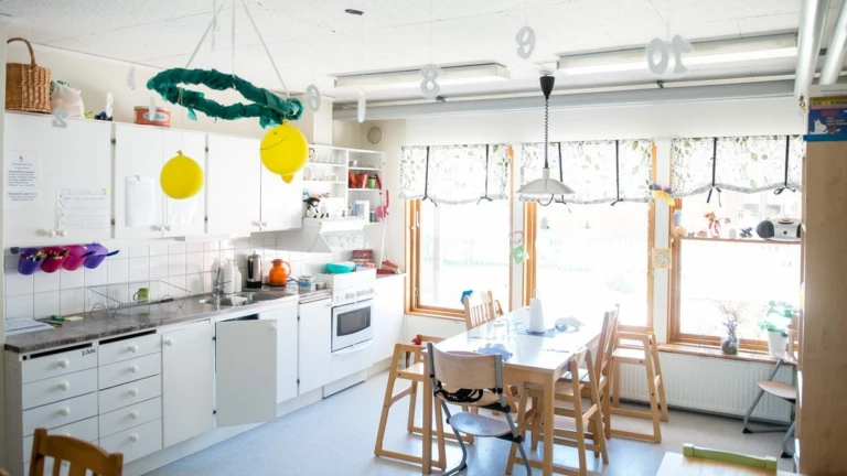 Luftigt och ljust kök och matplats för barnen.