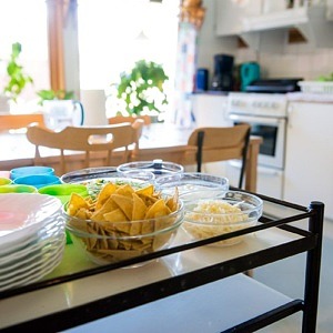Närbild på serveringsvagn med tacochips i köket.