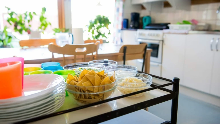 Närbild på serveringsvagn med tacochips i köket.