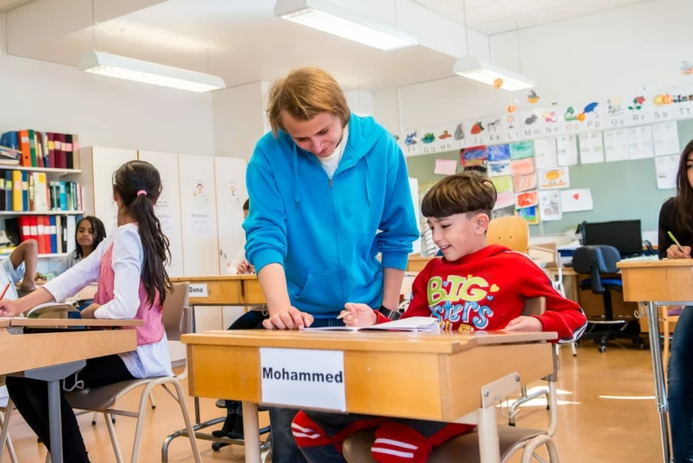 en lärare hjälper en elev i ett klassrum