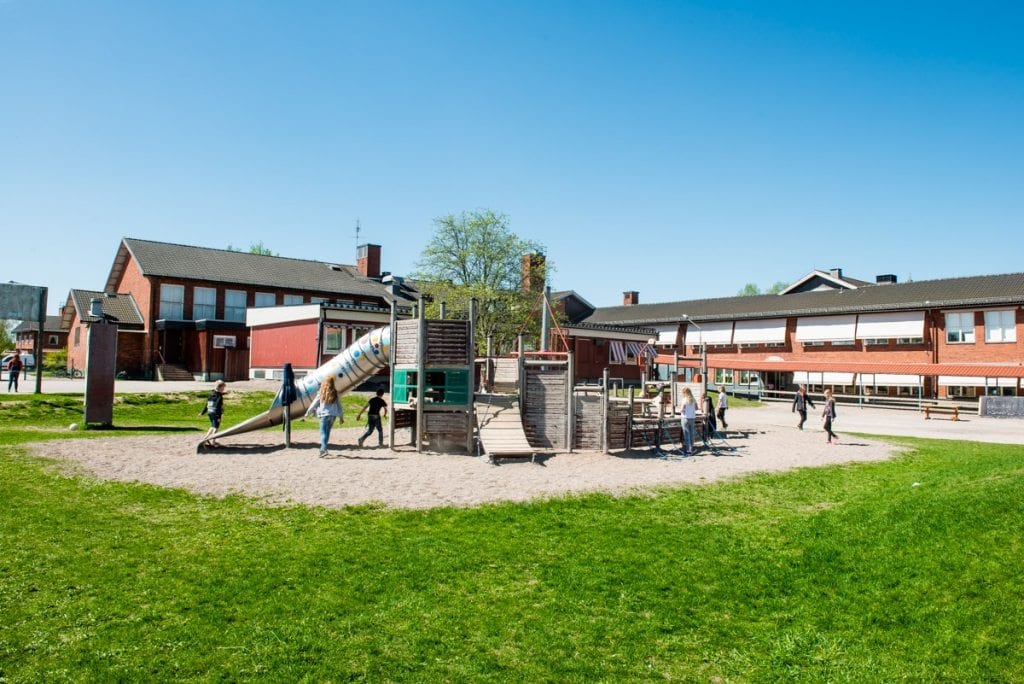 Här leker flertal barn på en lekplats på Stora Skedvi skolans skolgård.