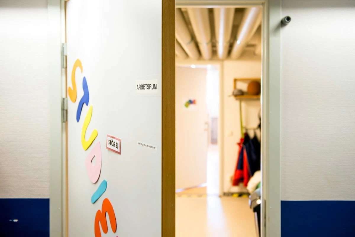 Bild på en dörr som leder in till ett klassrum. På dörren så står det Studie.