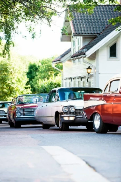 Gamla bilar vid cruisingen i Säter