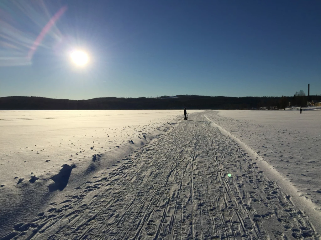 Plogad snöbana på sjö