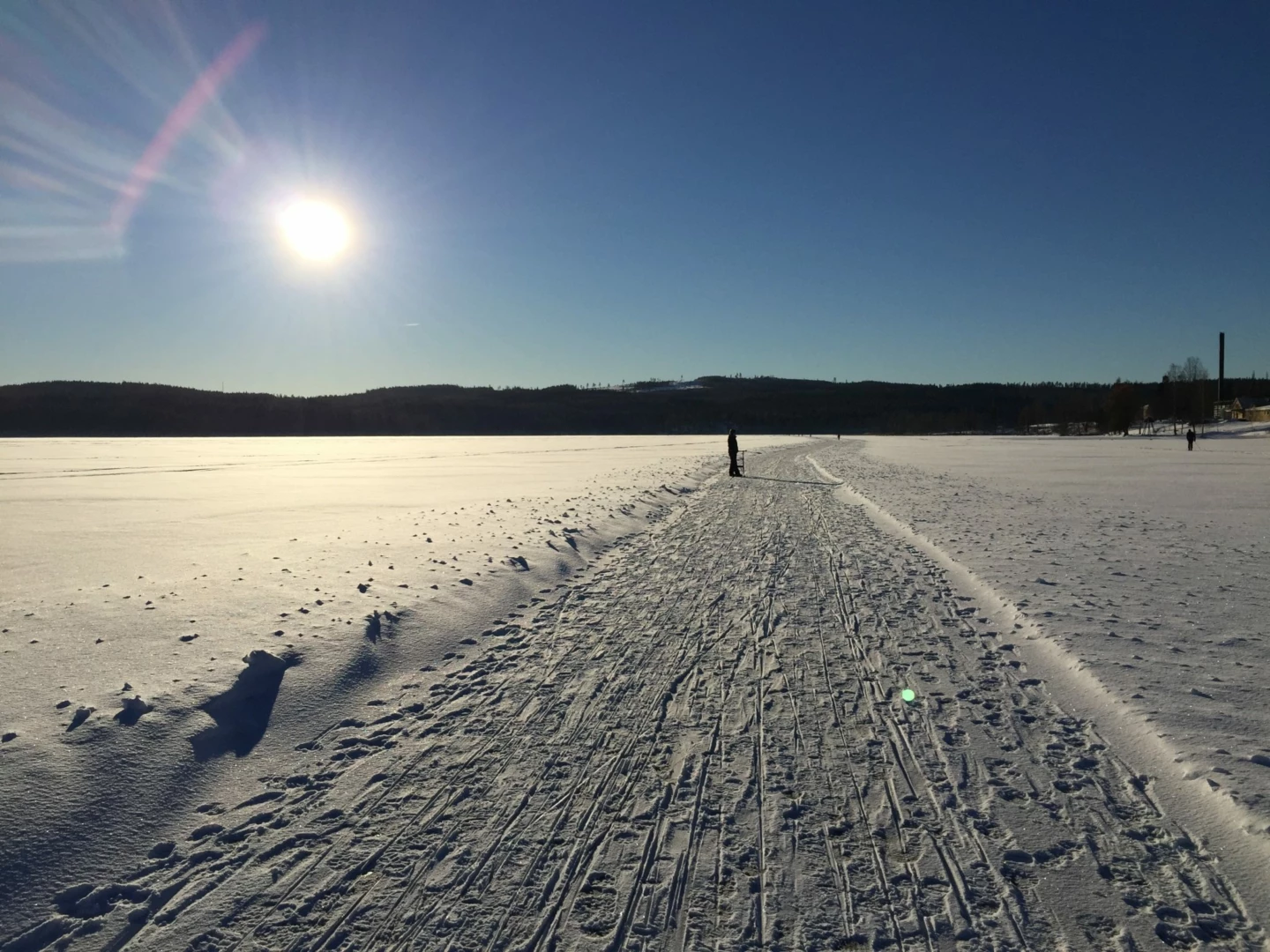Plogad snöbana på sjö