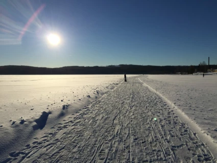 Plogad snöbana på sjö