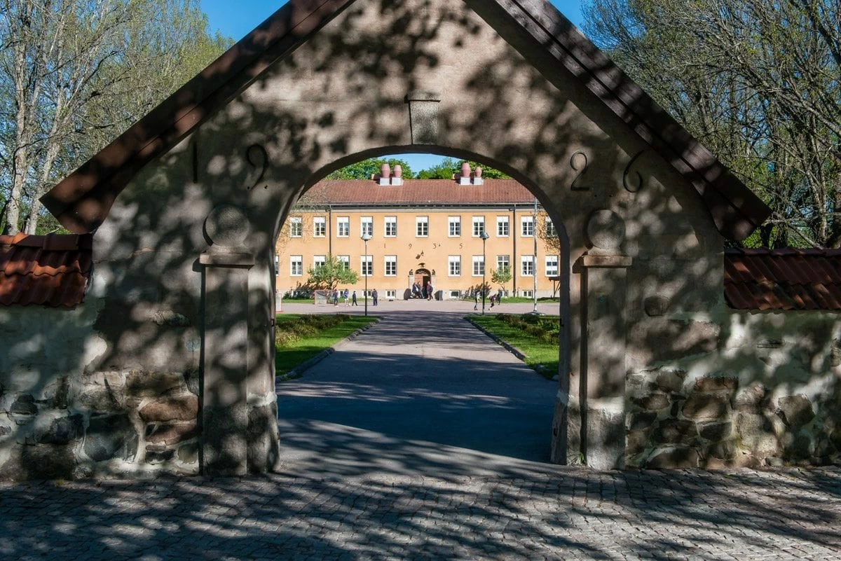 Kungsgårdsskolan, byggnaden Krusen sett genom portalen.