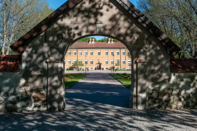 Kungsgårdsskolan, byggnaden Krusen sett genom portalen.