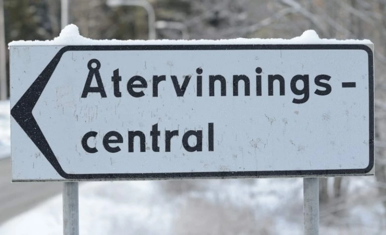 Skylt återvinningscentral.