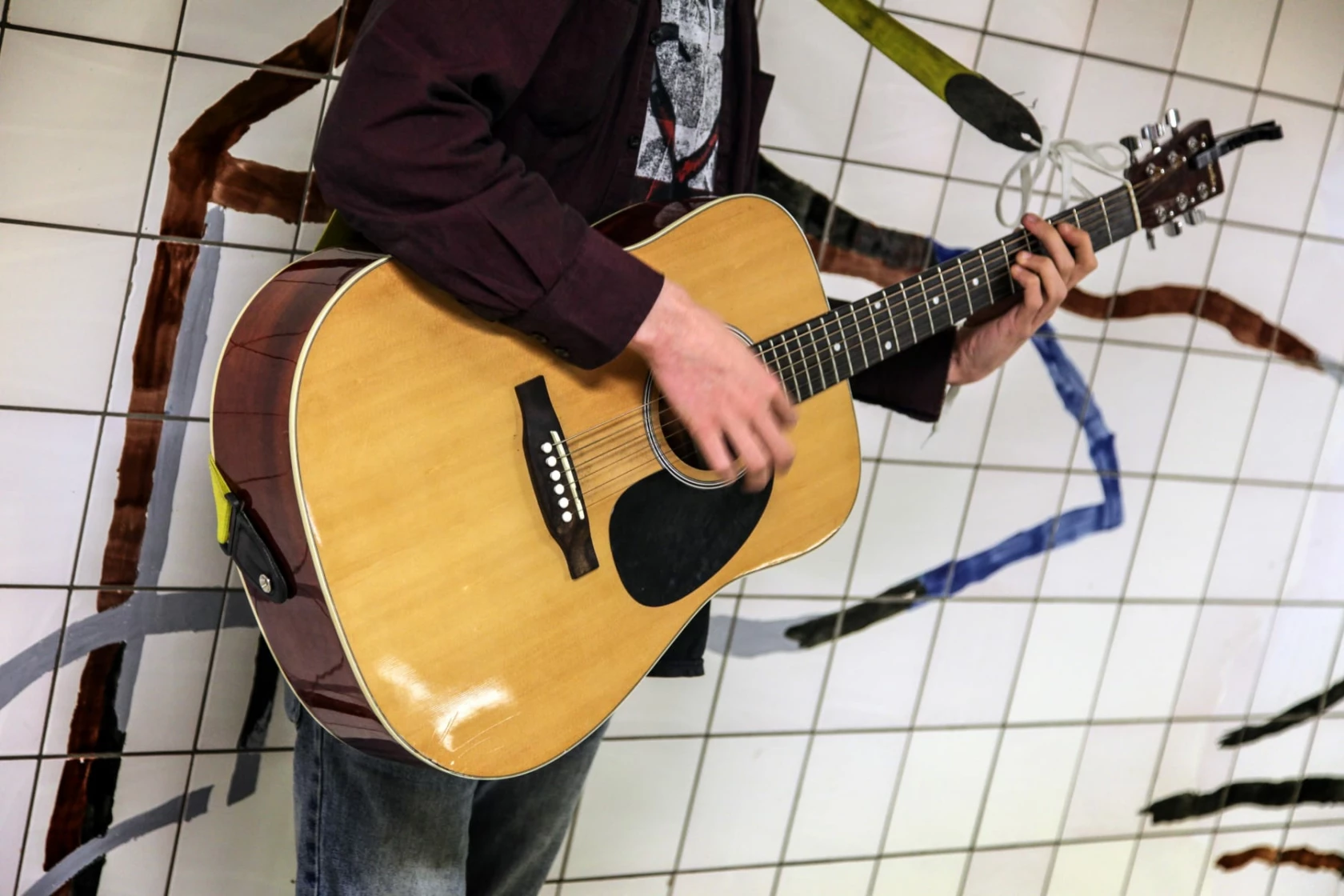 Person som spelar på en gitarr.