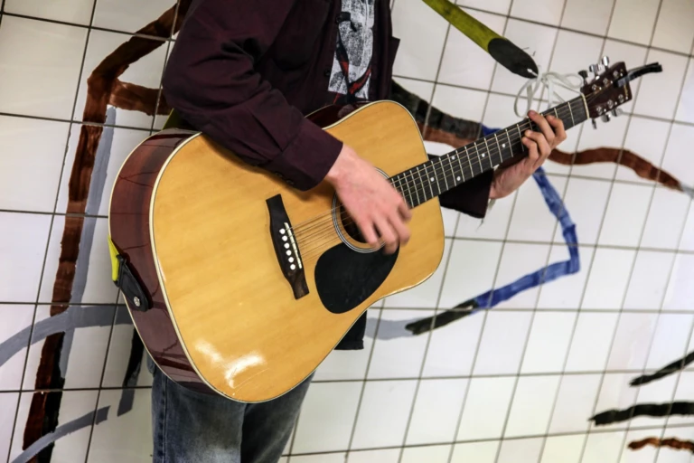 Person som spelar på en gitarr.