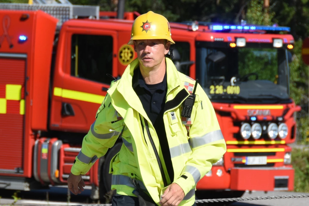 Brandman framför en brandbil