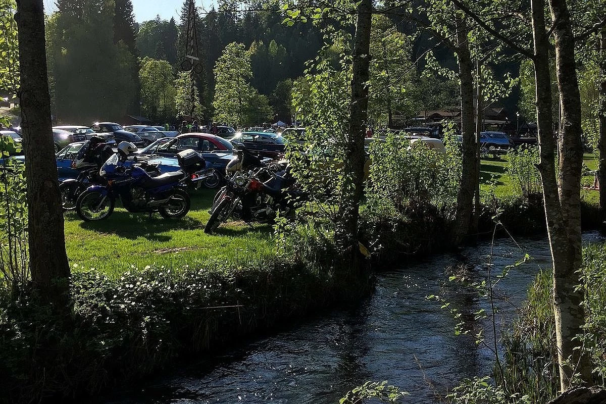 Tisdagsträff med bilar i Folkparken i Säterdalen.
