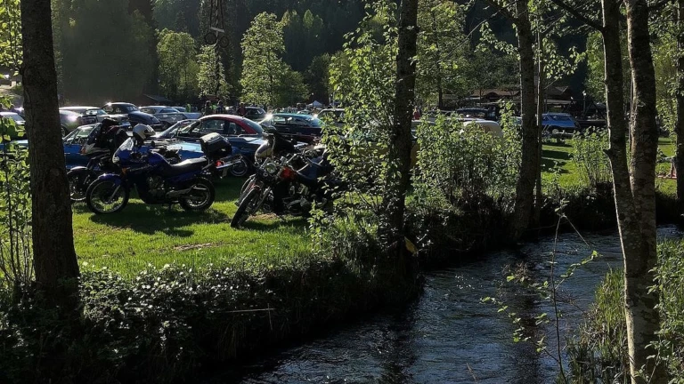 Tisdagsträff med bilar i Folkparken i Säterdalen.