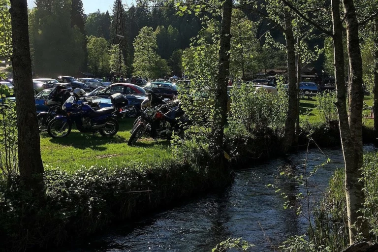 Tisdagsträff med bilar i Folkparken i Säterdalen.