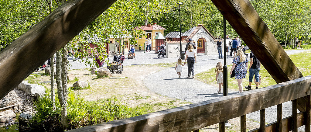 Vy med familjer och barn på en lekplats från en bro i Säterdalen