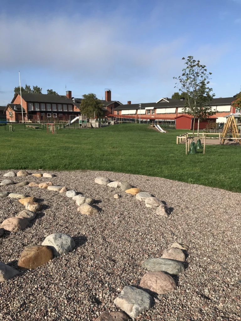 En grusväg med stenar