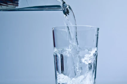 Vatten hälls i glas.