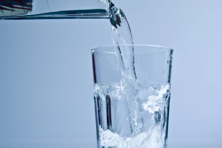 Vatten hälls i glas.