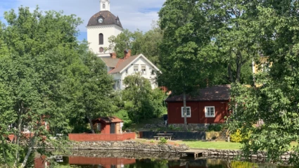 En vit kyrka.