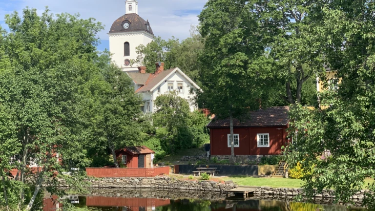 En vit kyrka.