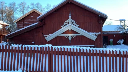 Äldre röda trähus.