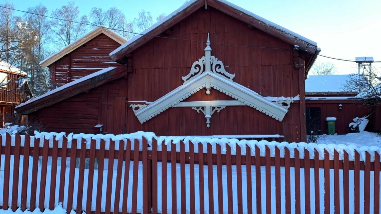 Äldre röda trähus.