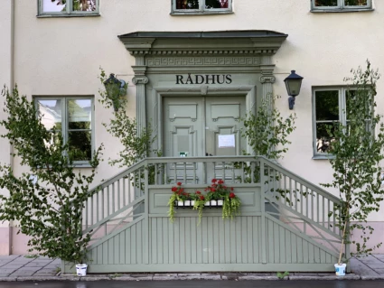 En gammal blågrön dörr vid en trappa.