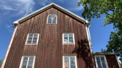 En röd gammal hög byggnad.