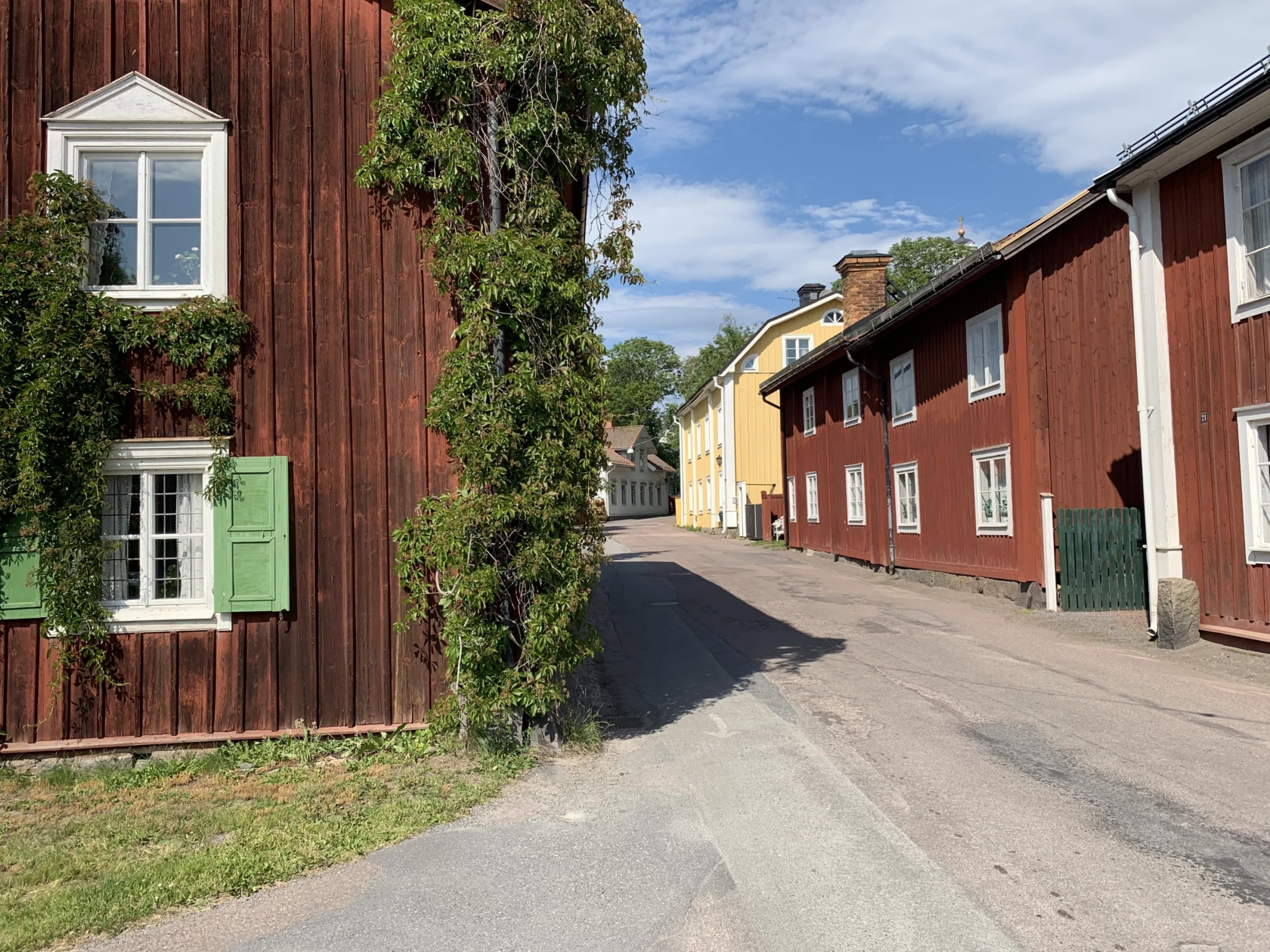 Ett rött gammalt hus.