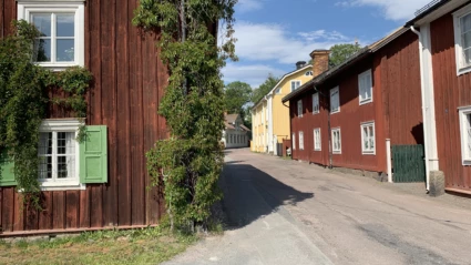 Ett rött gammalt hus.