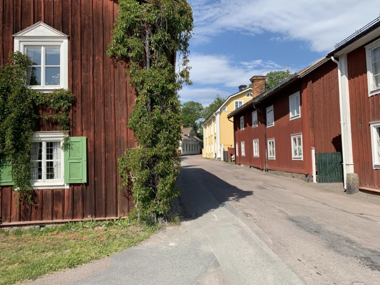 Ett rött gammalt hus.